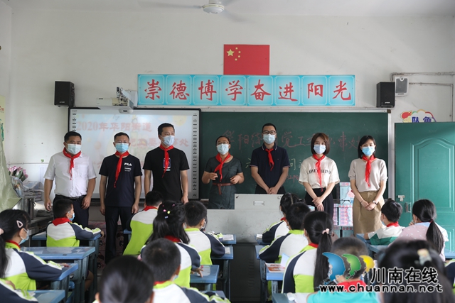 江陽區(qū)華陽街道：“六一”禮包傳遞愛