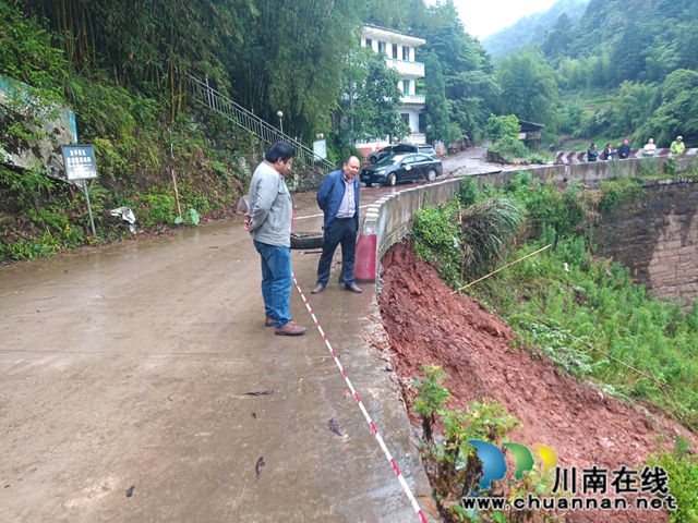 合江先灘鎮(zhèn)：查看小槽河段水位漲水以及山洪災害點位受災情況(圖1)