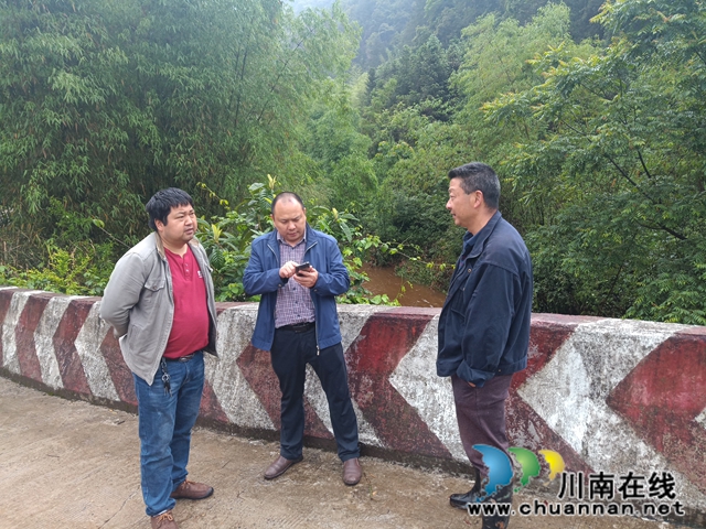 合江先灘鎮(zhèn)：查看小槽河段水位漲水以及山洪災害點位受災情況(圖2)