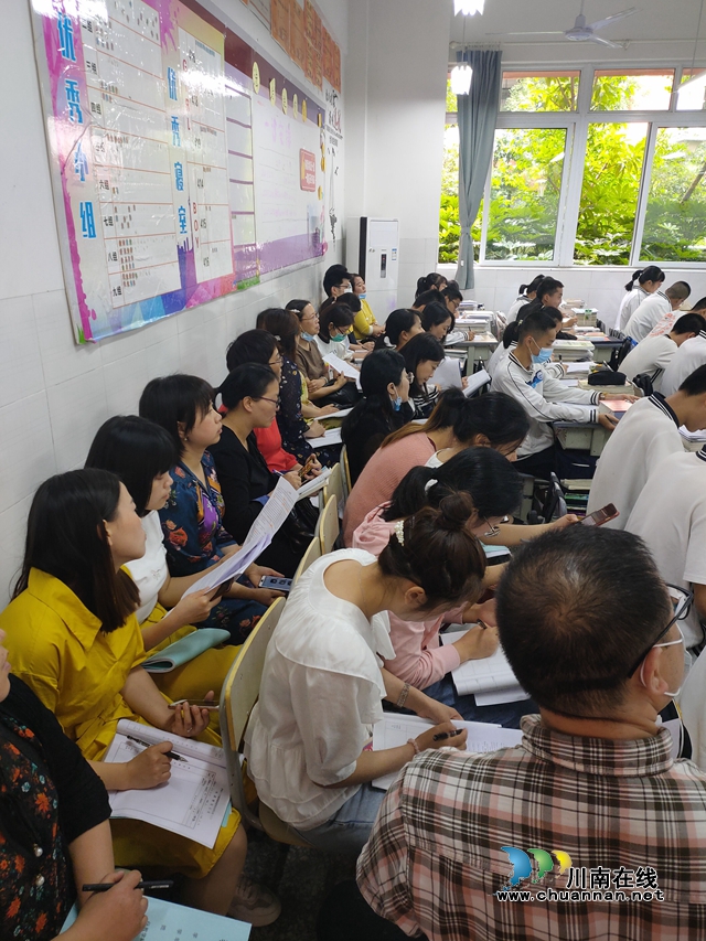 龍馬潭區(qū)教師發(fā)展中心“雙診斷”走進(jìn)瀘州十二中(圖3)