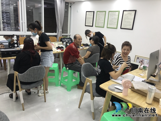 江陽區(qū)茜草街道匠心社區(qū)新時代文明實踐站：“一路上有你?陪伴最長情”婚紗攝影公益圓夢活動