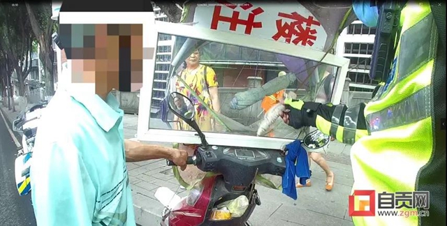 自貢男子DIY電動(dòng)車前擋玻璃，還帶手動(dòng)雨刮，但是違規(guī)了！