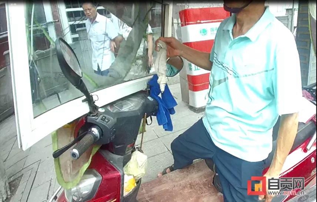 自貢男子DIY電動車前擋玻璃，還帶手動雨刮，但是違規(guī)了！(圖2)