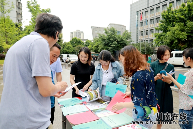 宣傳助發(fā)展 龍馬潭區(qū)開展國際檔案日主題宣傳活動(dòng)