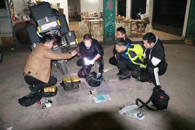 瀘州警方破獲特大販毒案，毒販家中搜出成堆現(xiàn)金毒資！(圖5)