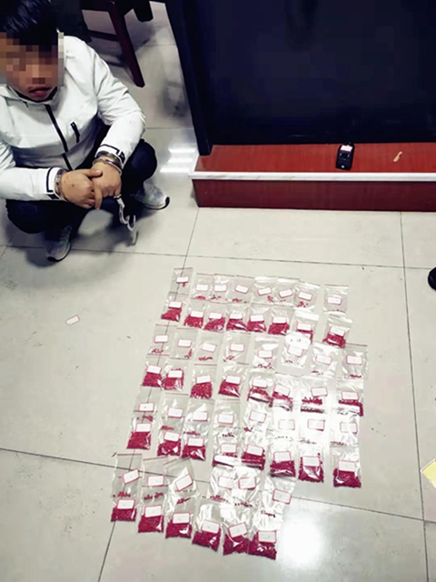 瀘州警方破獲特大販毒案，毒販家中搜出成堆現(xiàn)金毒資！(圖7)