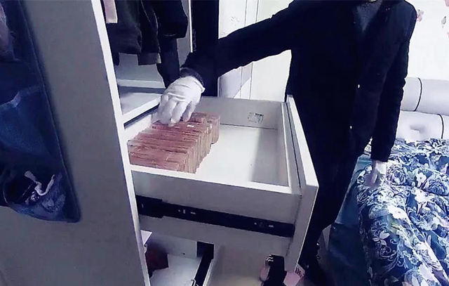 瀘州警方破獲特大販毒案，毒販家中搜出成堆現(xiàn)金毒資！(圖14)