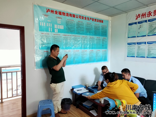 瀘縣百和鎮(zhèn)綜合行政執(zhí)法辦開(kāi)展道路交通“貨運(yùn)”安全檢查(圖2)