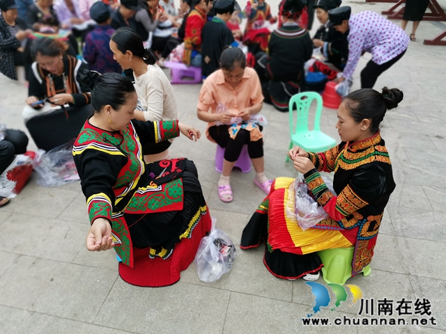宜賓翠屏區(qū)“彝繡技能提升培訓(xùn)”活動(dòng)織就雷波彝族婦女脫貧之路(圖3)