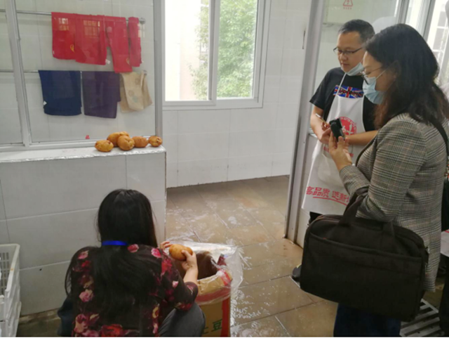 敢賣發(fā)芽土豆！瀘州這家學(xué)校食堂膽子大！