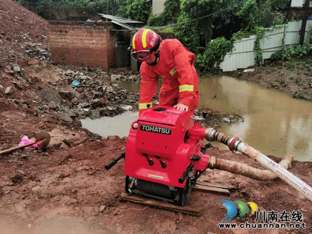 突發(fā)強(qiáng)降雨致使居民房被淹  瀘州消防緊急救援