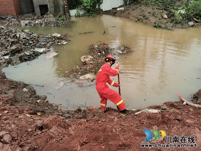 突發(fā)強(qiáng)降雨致使居民房被淹  瀘州消防緊急救援(圖2)