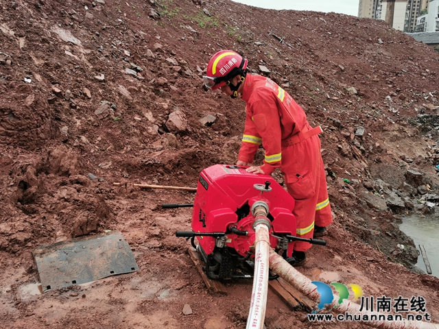 突發(fā)強(qiáng)降雨致使居民房被淹  瀘州消防緊急救援(圖3)