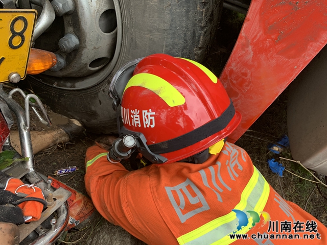 視頻|納溪兩車相撞一人被困 消防隊(duì)員火速救援