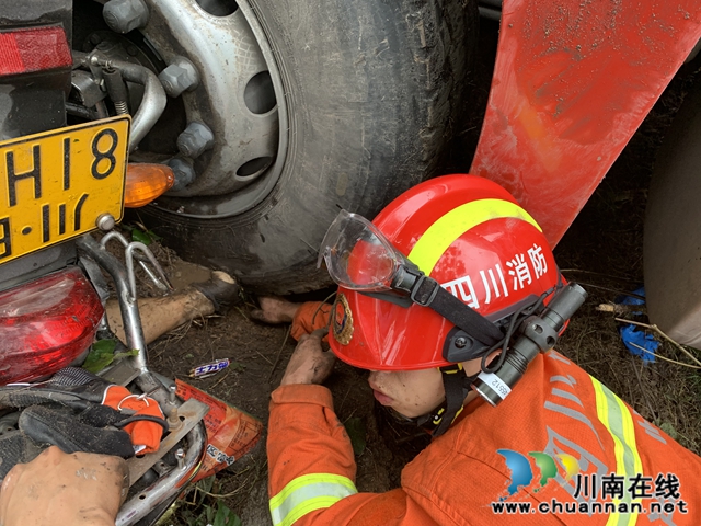 納溪：兩車相撞一人被困 消防隊(duì)員火速救援(圖2)