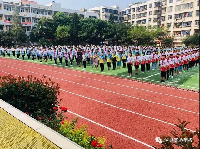 瀘縣實(shí)驗(yàn)學(xué)校：國(guó)旗之下畢業(yè)獻(xiàn)禮，祝福聲中茁壯成長(zhǎng)