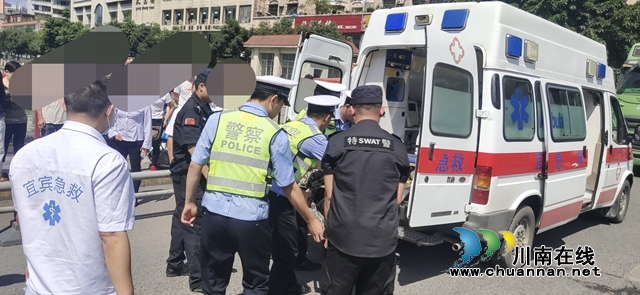 宜賓筠連：男子暈倒在地，交警緊急救助