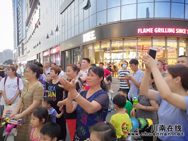 瀘州華升·寶龍廣場(chǎng)“時(shí)光夜市”盛大開市(圖4)