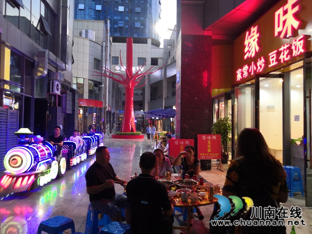 瀘州華升·寶龍廣場(chǎng)“時(shí)光夜市”盛大開市(圖10)