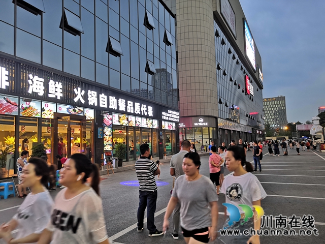 瀘州華升·寶龍廣場(chǎng)“時(shí)光夜市”盛大開市(圖8)