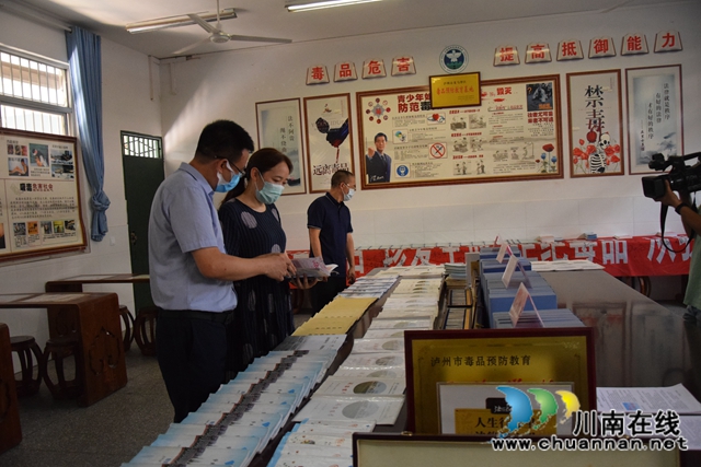市委宣傳部到瀘州十八中檢查省級(jí)文明校園迎復(fù)檢準(zhǔn)備情況