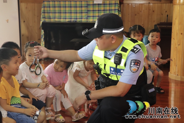 瀘州高速交警聯(lián)合河?xùn)|幼兒園開(kāi)展“守護(hù)平安、童享安全”交通安全進(jìn)校園主題教育活動(dòng)(圖1)