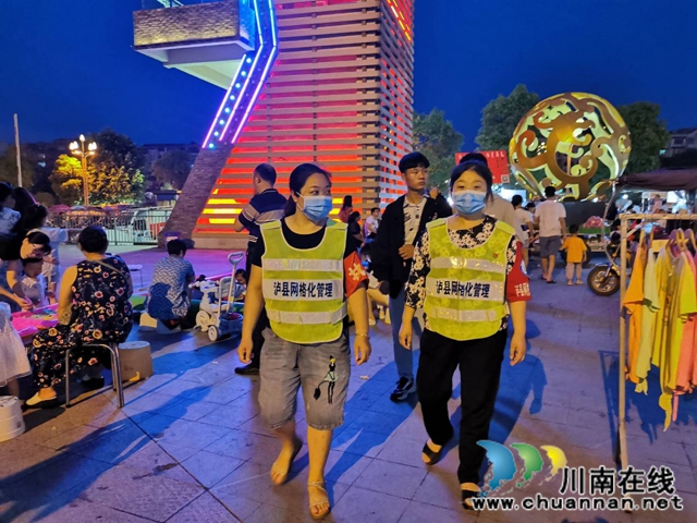 瀘縣玉蟾街道志愿巡邏隊為“地攤經(jīng)濟”保駕護航(圖2)