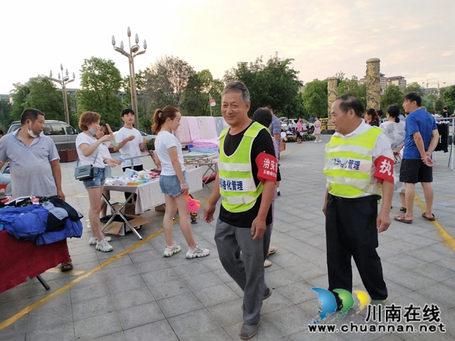 瀘縣玉蟾街道志愿巡邏隊為“地攤經(jīng)濟”保駕護航(圖3)