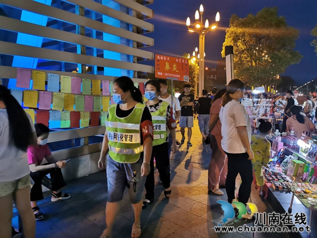 瀘縣玉蟾街道志愿巡邏隊為“地攤經(jīng)濟”保駕護航(圖4)
