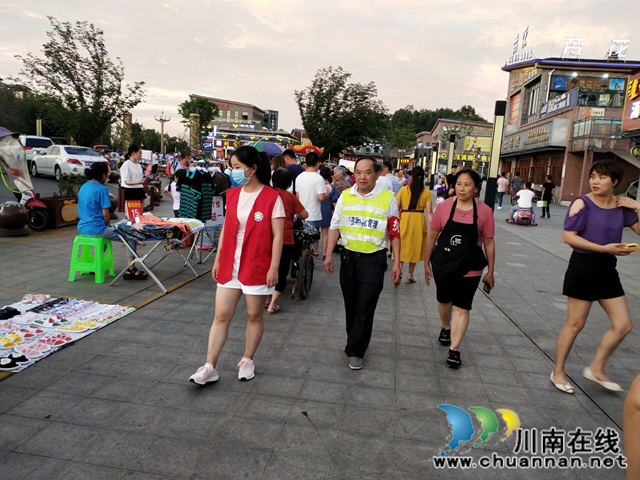 瀘縣玉蟾街道志愿巡邏隊為“地攤經(jīng)濟”保駕護航(圖5)