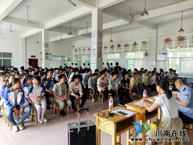 瀘縣百和鎮(zhèn)：道路交通安全專題講座進(jìn)校園