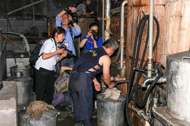 【聚焦】瀘州白酒文化“巡香之旅”啟航┃“大兵團(tuán)作戰(zhàn)”尋找“影”酒藝術(shù)封面大片 （009期）(圖6)