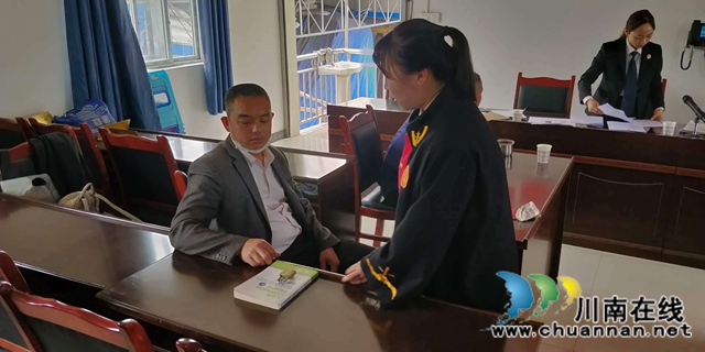 納溪法院：贍養(yǎng)案結(jié)父送書，家風(fēng)傳承入人心