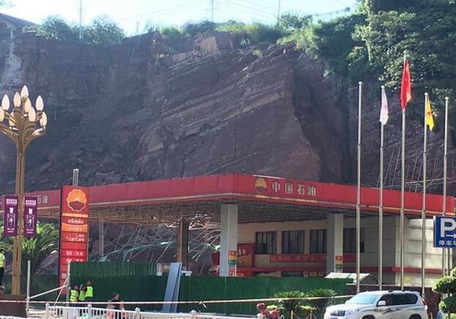 古藺縣城山體塌方出現(xiàn)巨大裂口，部分路段交通中斷(圖2)