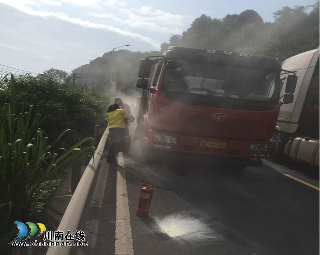瀘州：大貨車突然著火！加油站女工飛奔撲滅！