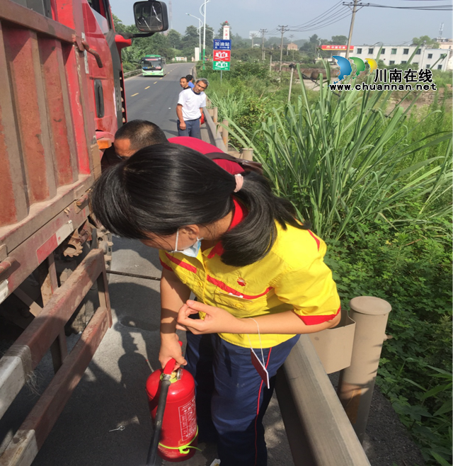 瀘州：大貨車突然著火！加油站女工飛奔撲滅！(圖2)