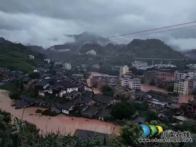 合江消防赴福寶救災(zāi)清淤：泥巴裹滿雙腿，汗水濕透衣背！(圖2)