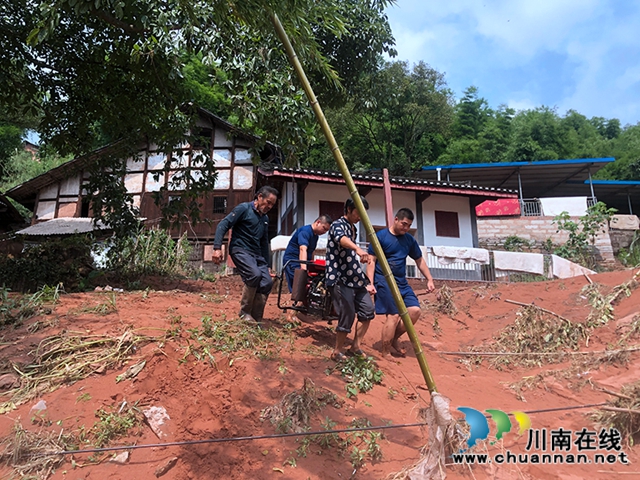 合江消防赴福寶救災(zāi)清淤：泥巴裹滿雙腿，汗水濕透衣背！(圖4)