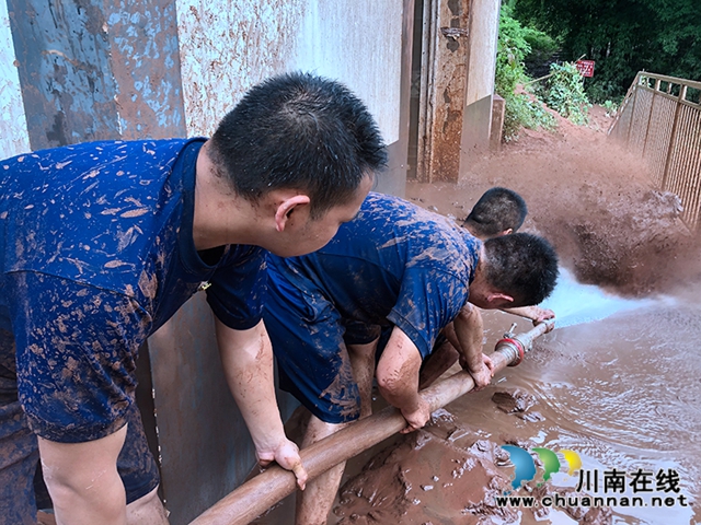 合江消防赴福寶救災(zāi)清淤：泥巴裹滿雙腿，汗水濕透衣背！(圖5)