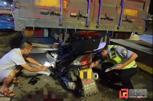 驚險(xiǎn)！自貢一摩托車“鉆”進(jìn)掛車車尾......