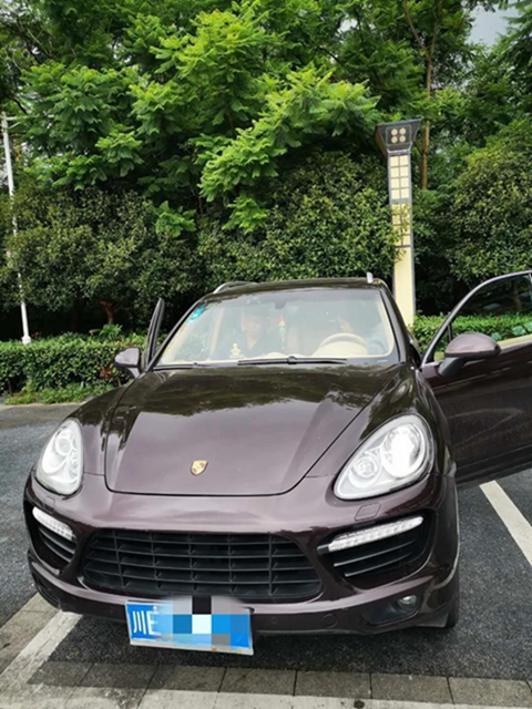 瀘州一女子開豪車揣巨款 被江陽法院執(zhí)行干警當(dāng)場“拿下”！(圖1)