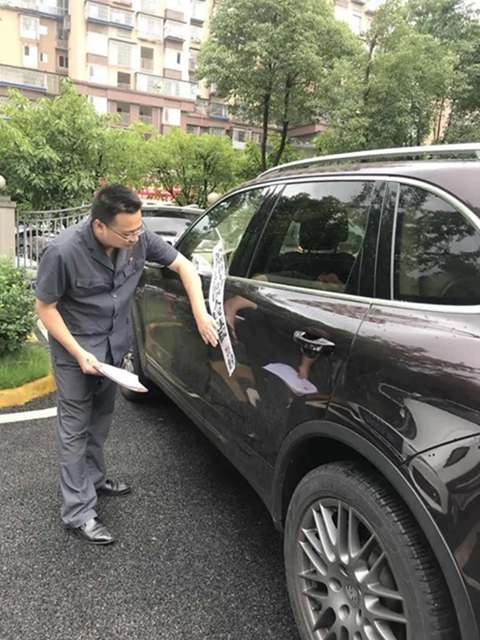 瀘州一女子開豪車揣巨款 被江陽法院執(zhí)行干警當(dāng)場“拿下”！(圖2)