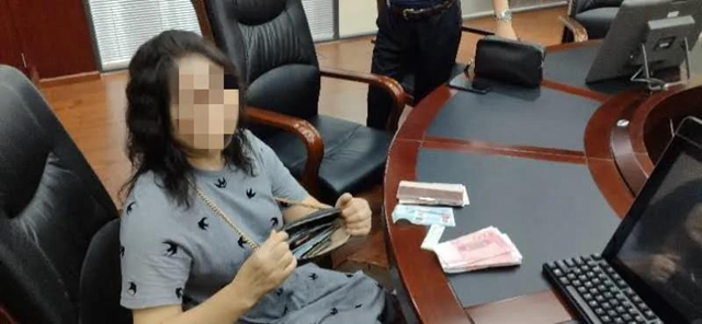 瀘州一女子開豪車揣巨款 被江陽法院執(zhí)行干警當(dāng)場“拿下”！(圖3)