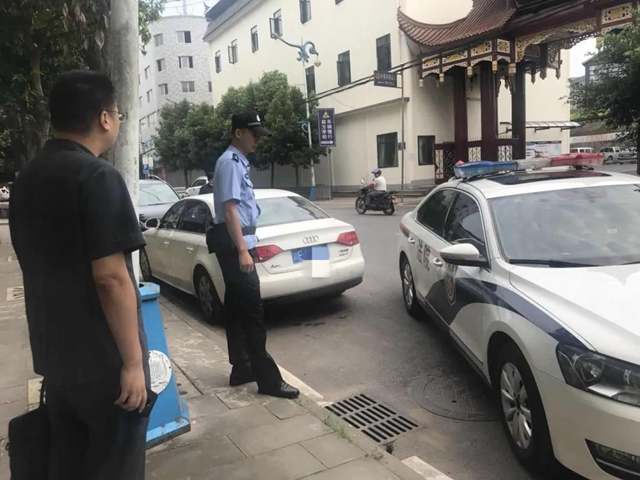 瀘州一女子開豪車揣巨款 被江陽法院執(zhí)行干警當(dāng)場“拿下”！(圖5)