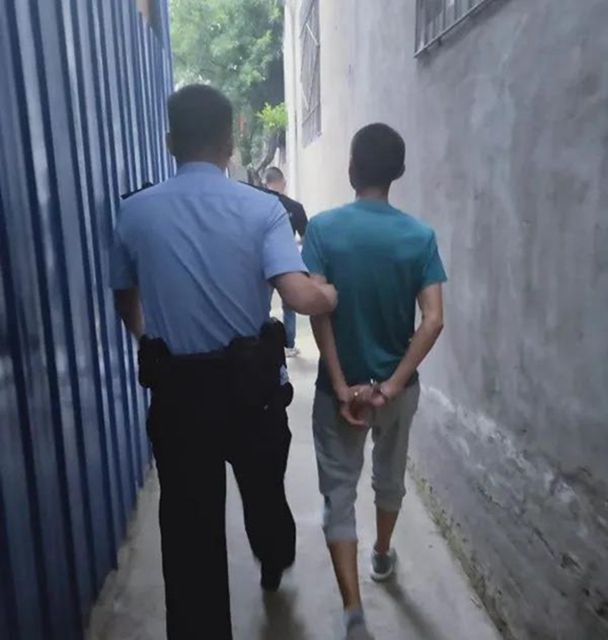瀘州一女子開豪車揣巨款 被江陽法院執(zhí)行干警當(dāng)場“拿下”！(圖7)