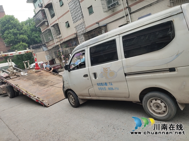 瀘縣云龍鎮(zhèn)：長安車非法儲(chǔ)存液化氣瓶成“炸彈”，執(zhí)法人員迅速排隱患(圖2)