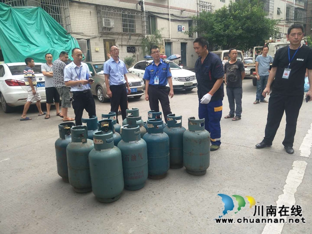 瀘縣云龍鎮(zhèn)：長(zhǎng)安車非法儲(chǔ)存液化氣瓶成“炸彈”，執(zhí)法人員迅速排隱患