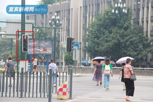 注意！宜賓人闖紅燈、翻隔離欄桿要遭罰款了！