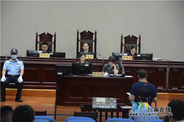 江陽(yáng)區(qū)法院公開開庭審理一起“套路貸”刑事案件，8人被指控涉嫌詐騙(圖2)