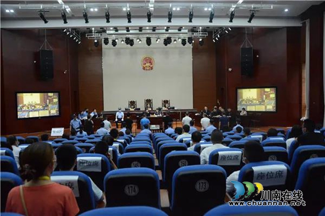 江陽(yáng)區(qū)法院公開開庭審理一起“套路貸”刑事案件，8人被指控涉嫌詐騙(圖1)
